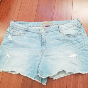 Arizona Frayed Light Wash Shorts